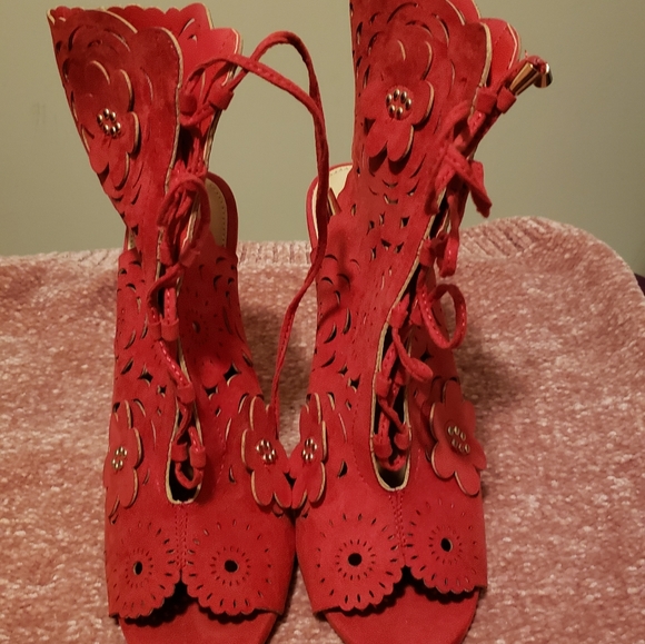 Red shoes - Picture 2 of 3
